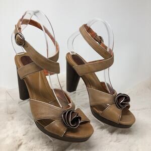 Fossil  Tan Flower Platform Women 4"Heels 1" Platform Sz 8.5